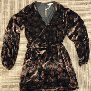 NWT CHELSEA AND violet renessaince wrap mini dress in soft crushed velvet.